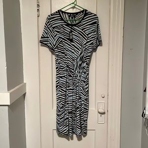 Dkny size medium nwt short sleeve stretchy fabric midi dress.
